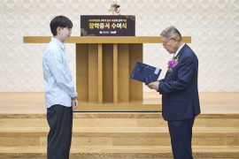 [2025.09.04] 2025학년도 2학기 동곡 이용희 장학기금 장학증서 수여식-6