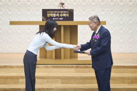 [2025.09.04] 2025학년도 2학기 동곡 이용희 장학기금 장학증서 수여식-7